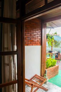 Una puerta de vidrio que conduce a un patio con una silla. en Nature Rock Ella, en Ella