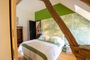 奥瑞阿卡杜佩里戈尔La grange de gaulejac的一间卧室配有一张绿色墙床 更多33张照片