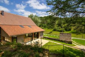 奥瑞阿卡杜佩里戈尔La grange de gaulejac的一座红色屋顶的房子和一个院子