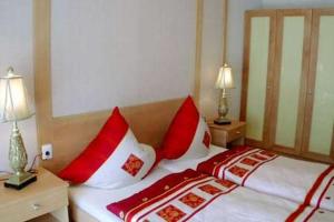 a bedroom with two beds with red and white pillows at Casa Alhambra 4 6 P in Guía de Isora