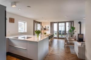 Televiisor ja/või meelelahutuskeskus majutusasutuses Duyndomein Noordwijk