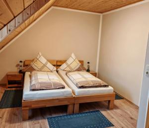 Ένα ή περισσότερα κρεβάτια σε δωμάτιο στο Ferienwohnungen Stark