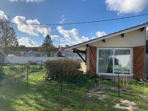 une maison avec une cour devant dans l'établissement Maisonnette, à Arès
