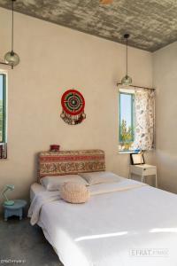 une chambre avec un grand lit dans une pièce dans l'établissement הבית האנדלוסי, à H̱aẕeva