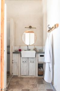 une salle de bain avec un lavabo et un miroir dans l'établissement הבית האנדלוסי, à H̱aẕeva 23 autres photos