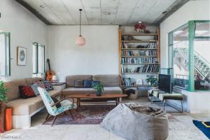 un salon avec un canapé et une table dans l'établissement הבית האנדלוסי, à H̱aẕeva