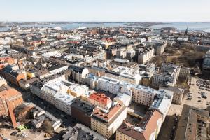 una vista aérea de una ciudad con edificios en Modern Studio Apt in Design District, en Helsinki