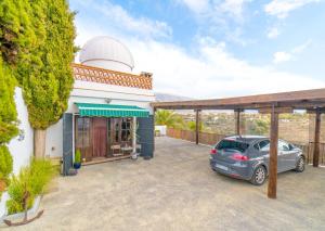a car parked in the driveway of a house at Casa El Pino Azul, Ferienhaus Für 2 4 Personen in Dúrcal +12 photos