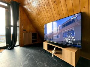 Et tv og/eller underholdning på Cabana A-frame City View Târgoviște