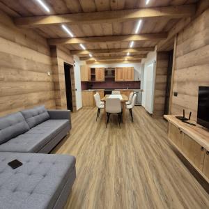 Χώρος καθιστικού στο SkyWood House