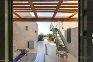 vue d'un patio depuis une maison avec un escalier dans l'établissement הבית האנדלוסי, à H̱aẕeva
