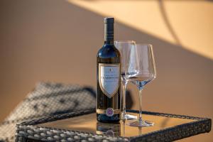 eine Flasche Wein neben zwei Weingläsern in der Unterkunft Ferienhaus für 8 Personen ca 220 qm in Opatija, Kvarner Bucht Gespanschaft Primorje-Gorski in Opatija