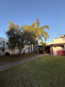 Ein Gebäude mit Bäumen und einem Gehweg neben einem Hof in der Unterkunft Babella 1 in Concordia + 15 Fotos