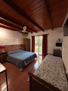 ein Schlafzimmer mit einem Bett und einem großen Fenster in der Unterkunft Babella 1 in Concordia