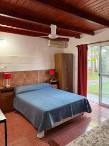 ein Schlafzimmer mit einem Bett mit einer blauen Bettdecke in der Unterkunft Babella 1 in Concordia