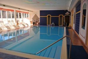 Bazén v ubytování Thermen Apartment nebo v jeho okolí