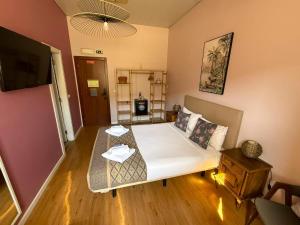 una pequeña habitación con una cama y una mesa en Sunset Destination Hostel, en Lisboa