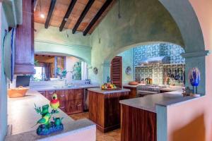 una cocina grande con un arco en una casa en Villa Lola - Adults Only, en Puerto Vallarta