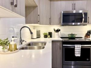 Köök või kööginurk majutusasutuses Granite Ridge Condo by Revelstoke Vacations