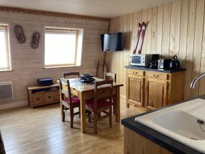 Kuchyň nebo kuchyňský kout v ubytování Studio montagne