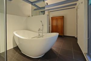 アムステルダムにあるLuxueuze Studio Herengrachtのタイルフロアのバスルーム(白いバスタブ付) +17枚の写真