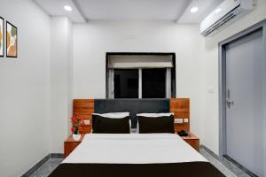 SurūrnagarTownhouse Oak L B Nagar Metro Station的一间卧室，配有一张大床和一扇窗户。