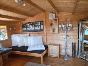 Zimmer mit einem Bett in einem Blockhaus in der Unterkunft Ferienhaus Sonnenhuesli mit Sauna und Whirlpool auch Hunde sind herzlich willkommen in Lenzkirch