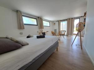 a bedroom with a large bed in a room with windows at Villa Hossegor - 4 étoiles, 6 chambres - 5 salles de bains - piscine chauffée 5 mn des plages in Hossegor +62 photos