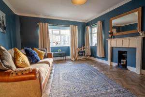 un salon avec un canapé et un miroir dans l'établissement Beach Bungalow, à Pakefield