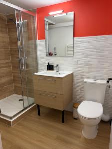 un bagno con wc, doccia e lavandino di Le cosy du centre Dole a Dole Altre 16 foto