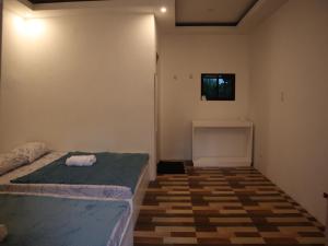 DueroAlcasas Resort的一间卧室，有两张床和一台挂在墙上的电视