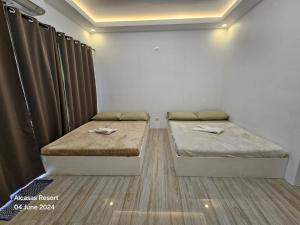 DueroAlcasas Resort的一间位于角落的带两张床的小客房