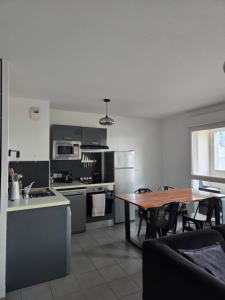 Η κουζίνα ή μικρή κουζίνα στο Appartement 3 pièces + terrasse