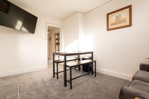 TV a/nebo společenská místnost v ubytování Aesthetic Ampthill Apartment