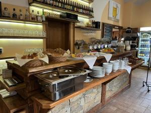 ein Restaurant mit einer Theke mit Tellern und Speisen in der Unterkunft Penzion Hendrych in Vrchlabí + 8 Fotos