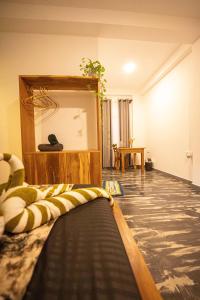 ein Wohnzimmer mit Spiegel und Couch in der Unterkunft Taprobana Island Bliss in Dikwella