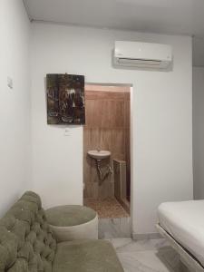 une chambre avec un lit et un lavabo dans l'établissement El legado de las olas, à Carthagène des Indes