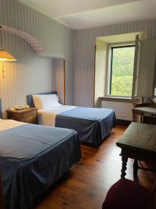 une chambre d'hôtel avec deux lits et une fenêtre dans l'établissement Hotel Gattapone, à Spolète