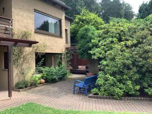 einem blauen Stuhl vor einem Haus in der Unterkunft Appartements Haus Hashagen in Oerlinghausen