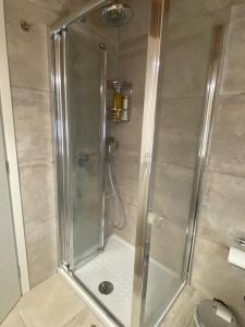 Koupelna v ubytování Ακτή Βολέρι panoramic view suite-parking-5g wifi + 81 fotografií