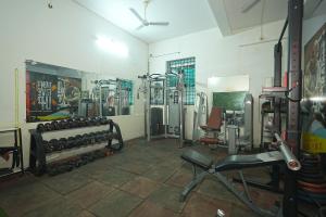 Un gimnasio con varios equipos de ejercicio en una habitación. en Vista Parra, en Parra 11 fotos más