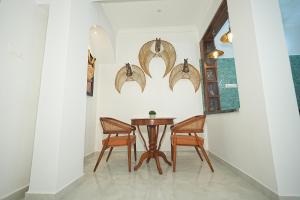 Un comedor con mesa y sillas de madera. en Vista Parra, en Parra