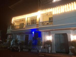 Una casa blanca con luces por la noche. en Vista Parra, en Parra