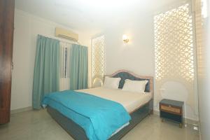 Un dormitorio con una cama grande con una manta azul. en Vista Parra, en Parra