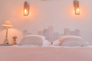 une chambre avec un lit doté d'une tête de lit à motif de ville dans l'établissement Gîte De La Voûte, à Fécamp