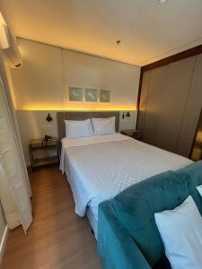 Una cama o camas en una habitación de ArqSuites Nações Unidas TransExpo - Novo quarto privado dentro do Hotel
