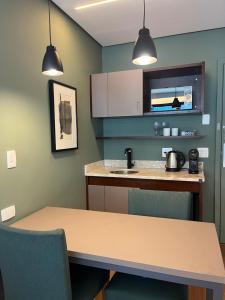Una cocina o kitchenette en ArqSuites Nações Unidas TransExpo - Novo quarto privado dentro do Hotel