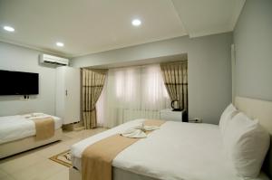 Postel nebo postele na pokoji v ubytování Laleli Suit Hotel