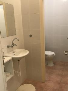 Koupelna v ubytování Konoba + 2 fotografie