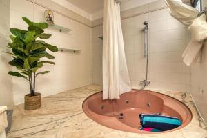 Koupelna v ubytování Penthouse con Vistas al Mar, Terraza, Jacuzzi y Piscina en Playa Fañabé